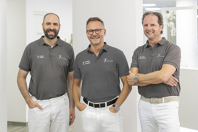 Dr. Thorsten Cedl, Spezialist für Unfallchirurgie und künstlichen Gelenkersatz (Mitte), gehört neu zum Team der Praxis Orthopädie & Unfallchirurgie Regenstauf. Die Praxispartner Dr. Tobias Vaitl (links) und Dr. Jürgen Danner freuen sich auf die Zusammenarbeit. (Foto: altrofoto.de/Uwe Moosburger)